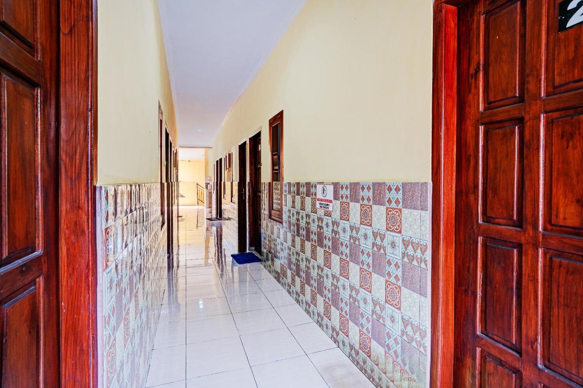 Oyo 90234 Dhoho Family Guest House Кедири Экстерьер фото