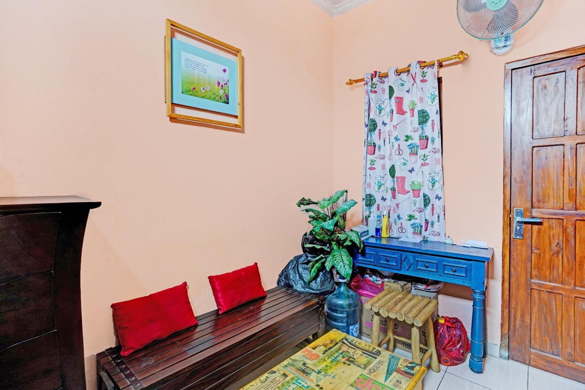Oyo 90234 Dhoho Family Guest House Кедири Экстерьер фото