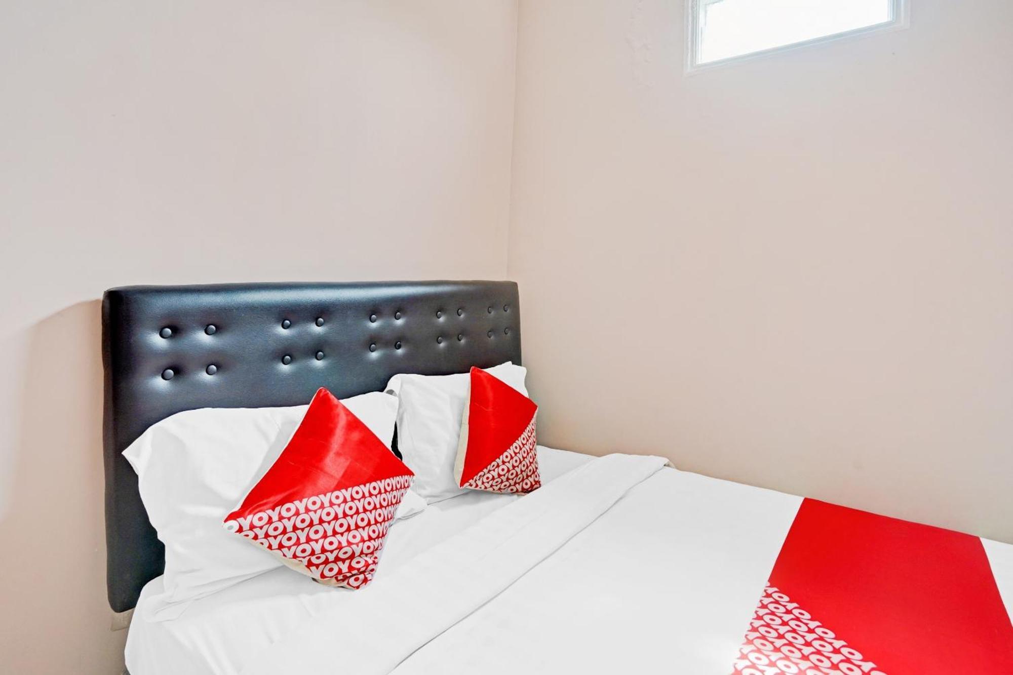Oyo 90234 Dhoho Family Guest House Кедири Экстерьер фото