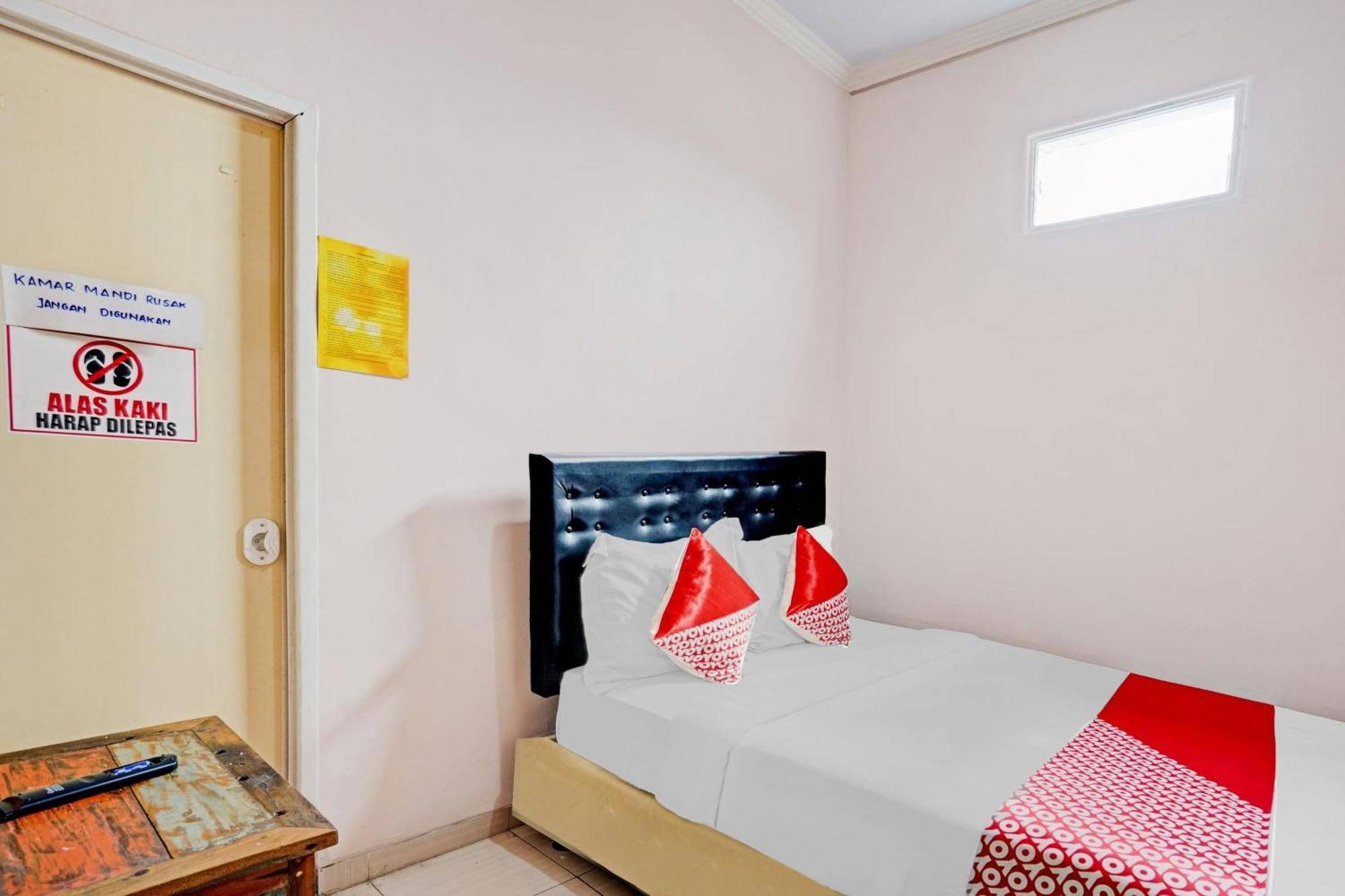 Oyo 90234 Dhoho Family Guest House Кедири Экстерьер фото