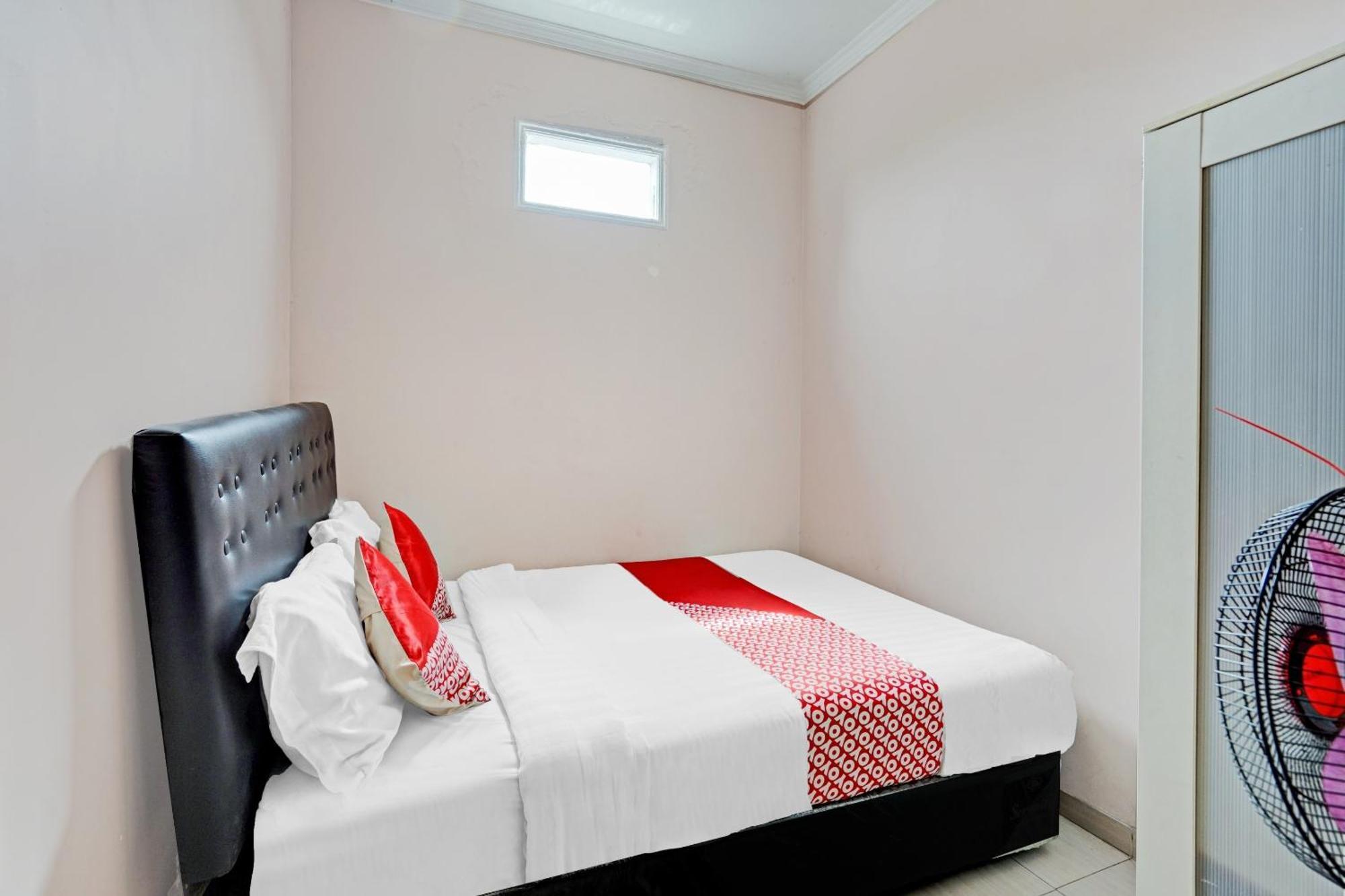 Oyo 90234 Dhoho Family Guest House Кедири Экстерьер фото