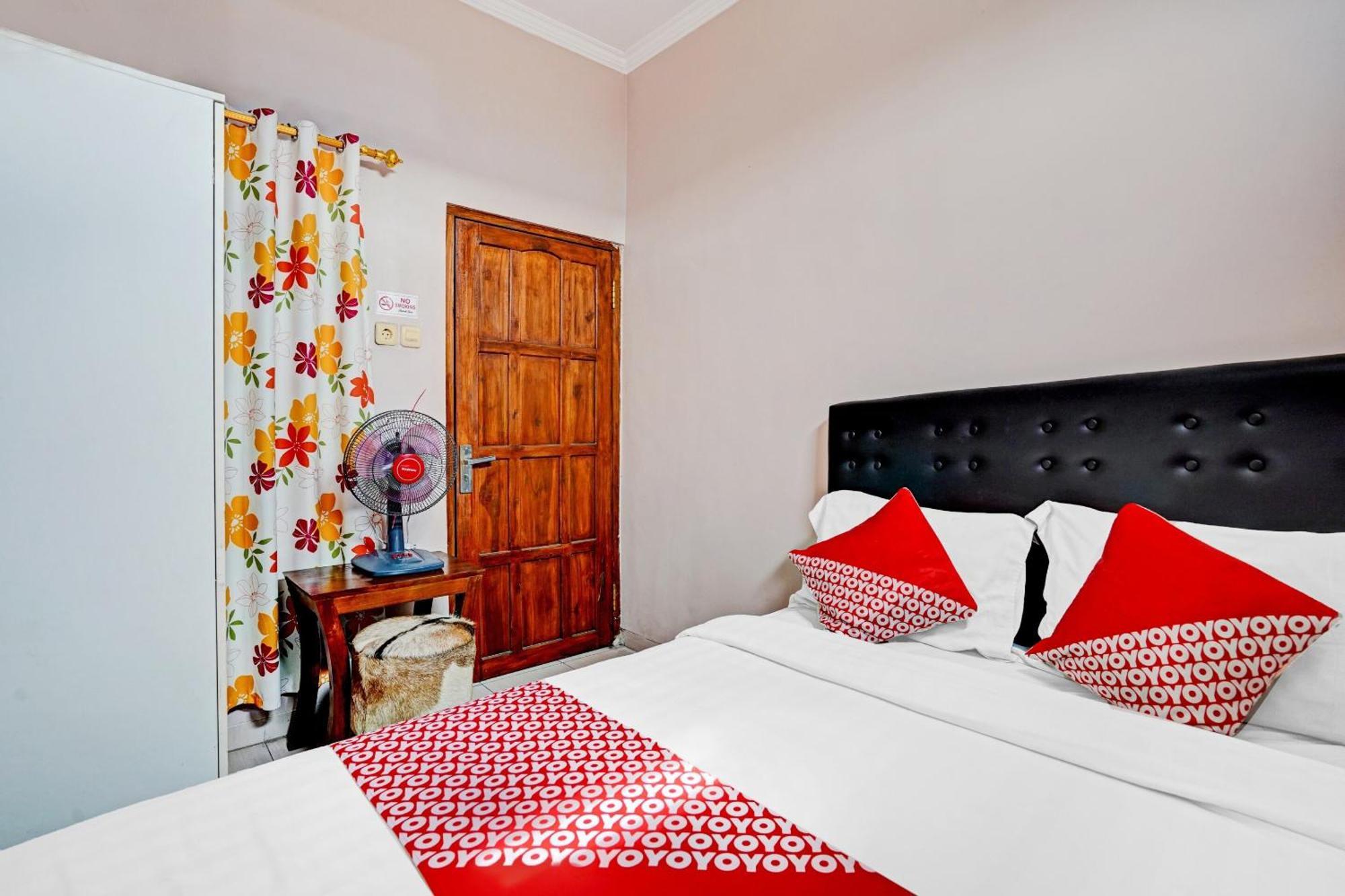 Oyo 90234 Dhoho Family Guest House Кедири Экстерьер фото