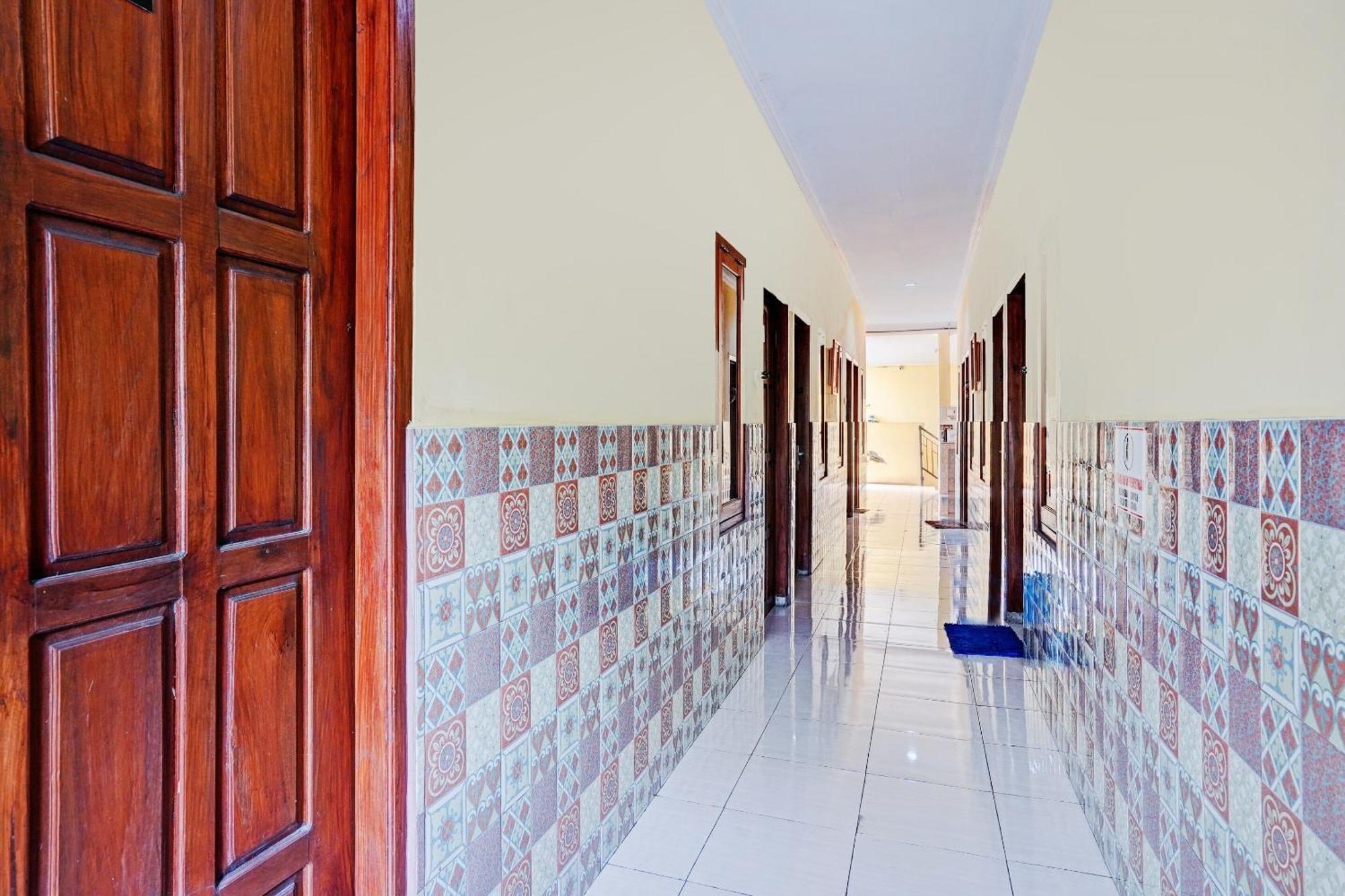 Oyo 90234 Dhoho Family Guest House Кедири Экстерьер фото