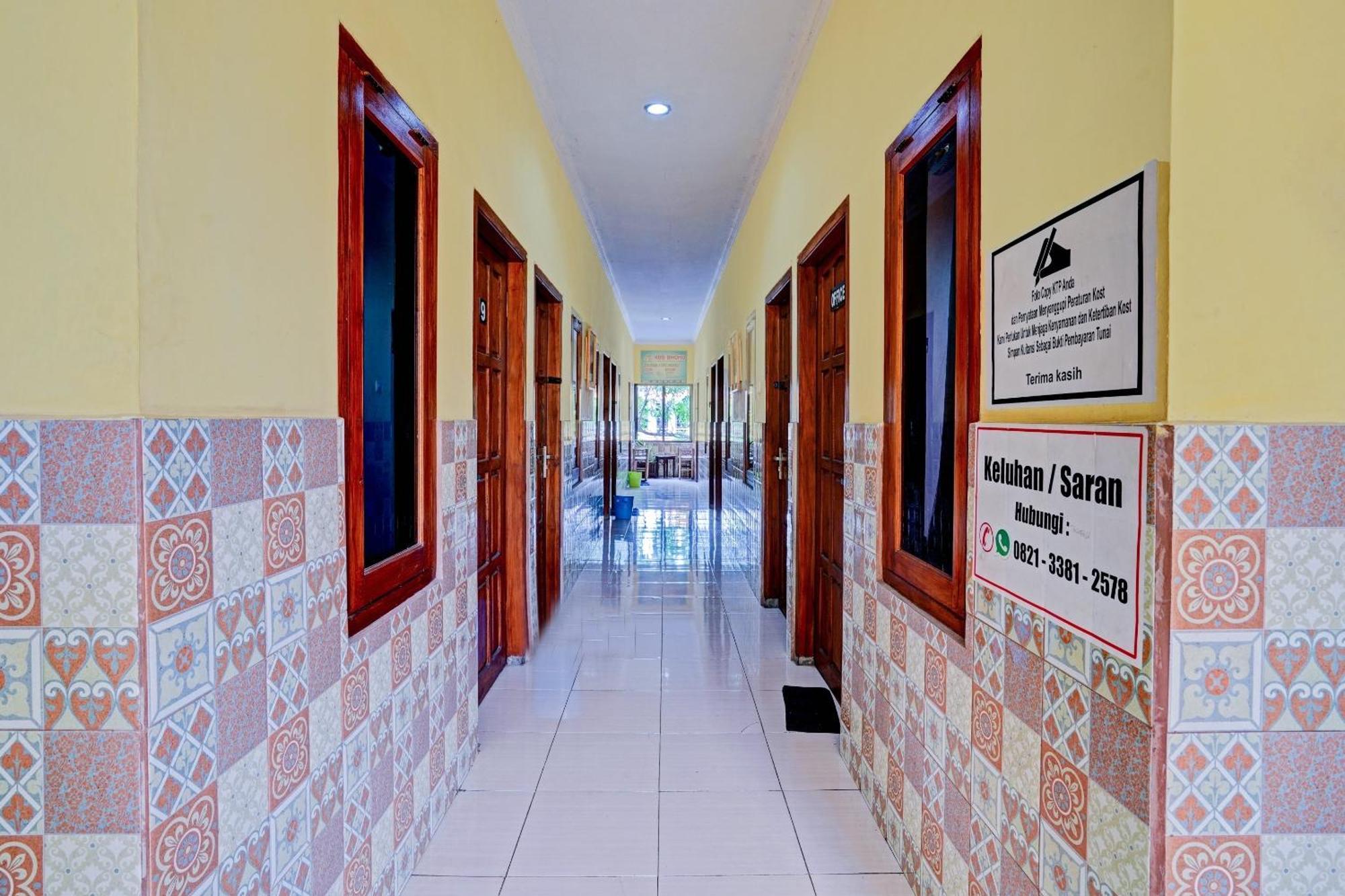 Oyo 90234 Dhoho Family Guest House Кедири Экстерьер фото