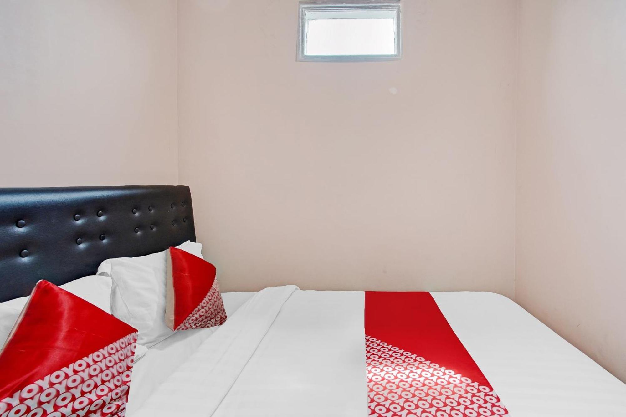 Oyo 90234 Dhoho Family Guest House Кедири Экстерьер фото