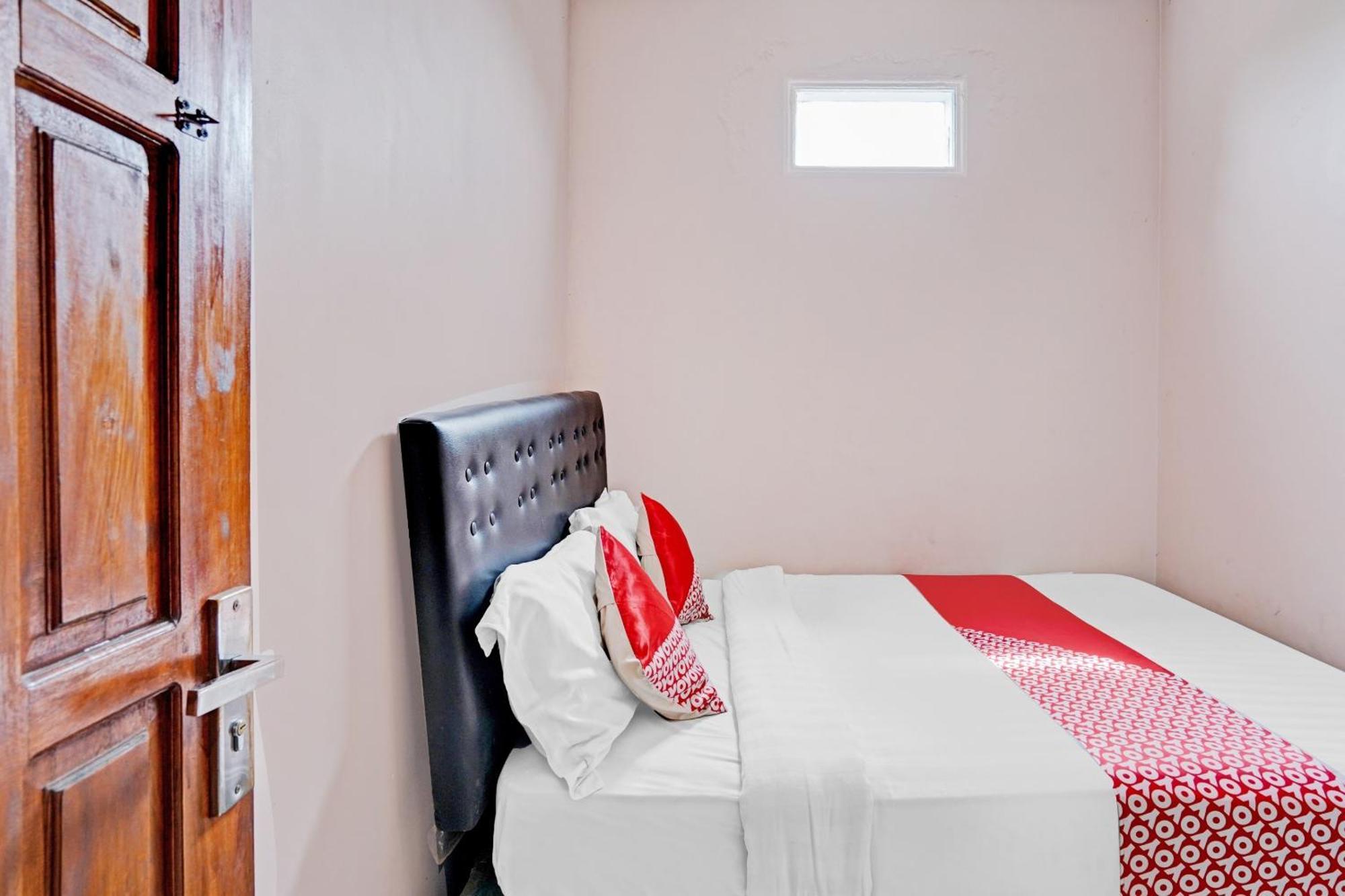 Oyo 90234 Dhoho Family Guest House Кедири Экстерьер фото