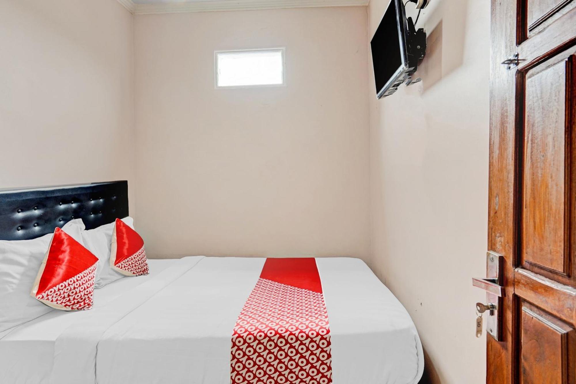 Oyo 90234 Dhoho Family Guest House Кедири Экстерьер фото